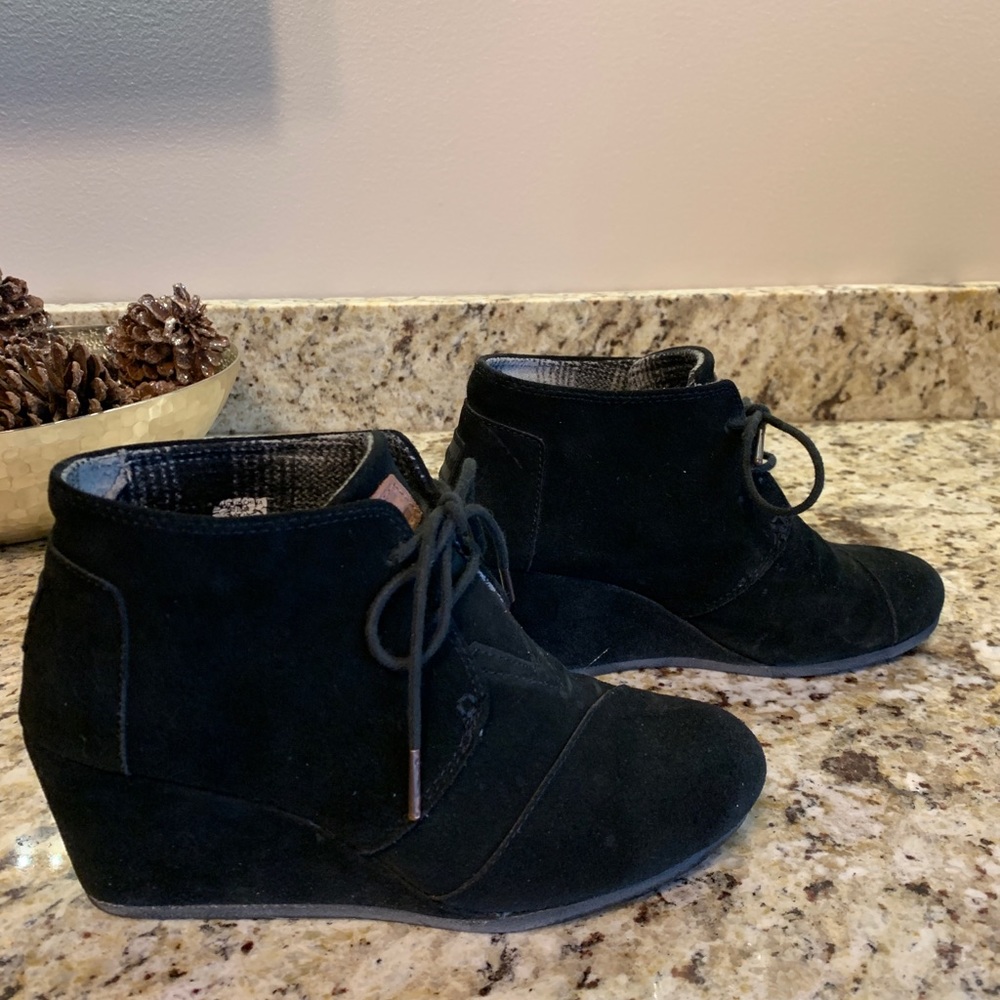 Toms Desert Wedge Booties suede